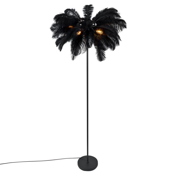 Stehlampe im Palmen Design mit schwarzen Straußenfedern, dünnem schwarzen Metallstativ und rundem Standfuß.