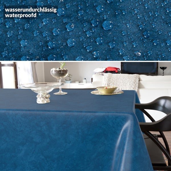 Wasserabweisende Tischdecke auf einem Esstisch in einem hellen Wohnzimmer.