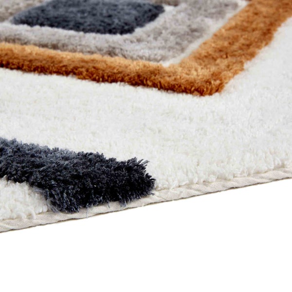 Detailansicht eines Badteppichs mit geometrischem Muster