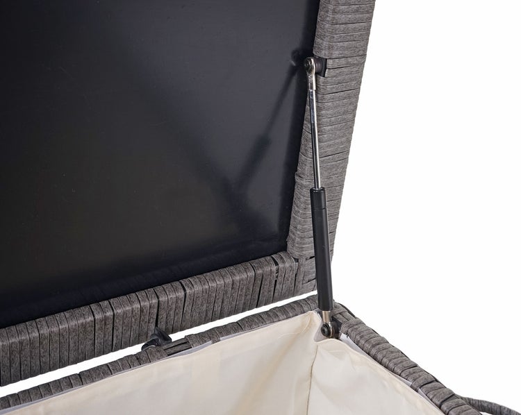 Geöffnete Gartenbox aus Polyrattan mit Gasdruckfeder und Innenfutter