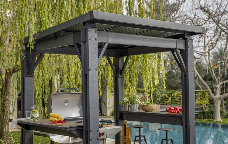 Grillpavillon mit Grill und Barhockern im Garten