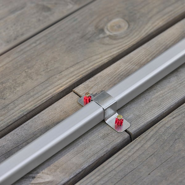 Detailansicht einer Aluminiumprofilschiene mit Befestigungswinkeln auf einem Holzboden