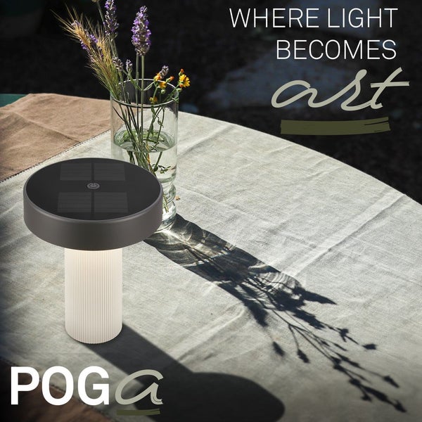 Moderne Solar-Tischleuchte von POGA mit geriffeltem Sockel auf einem Gartentisch neben einer Blumenvase. POGA Logo.
