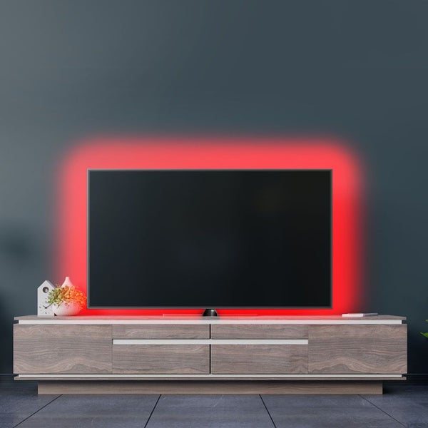 Fernseher auf einem Holzmöbel mit roter LED-Hintergrundbeleuchtung.