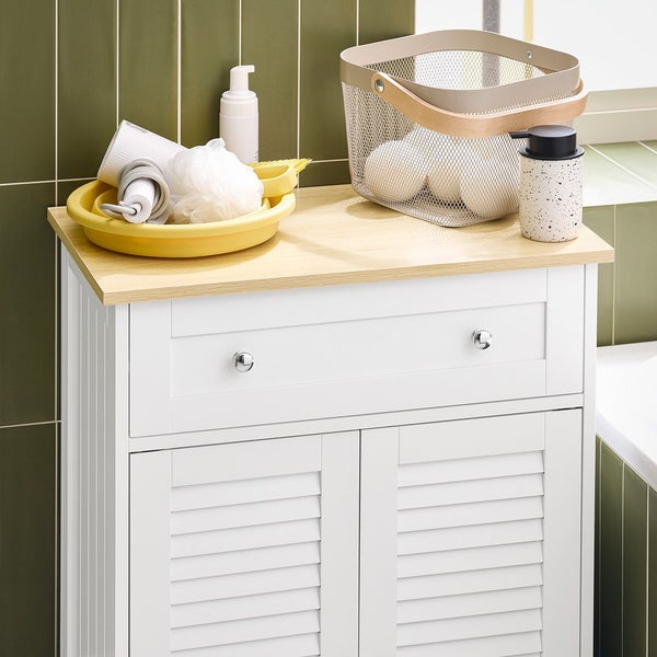 Badezimmerunterschrank mit Schublade und Lamellentüren mit Badaccessoires