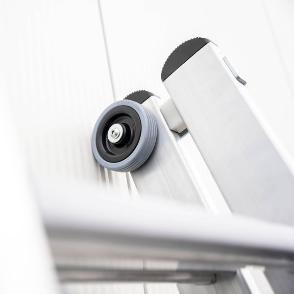 Detailaufnahme einer Aluminiumleiter mit Rollen für den einfachen Transport