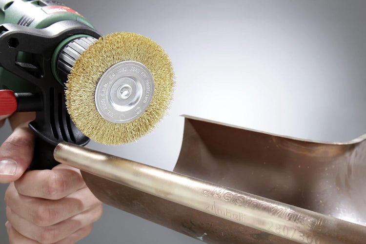 kwb Scheiben-Bürste, fein, Messing-Draht, Ø 75 mm für Metall und Stein, Drahtbürste für Bohr-Maschine inkl. E6.3 Sechskant-Schaft, zum Entrosten, Entzundern, Aufrauen und Reinigen