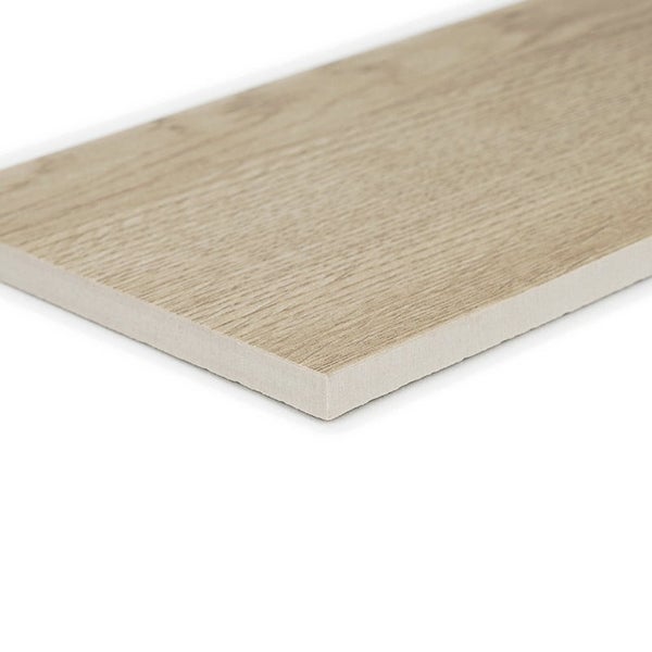 Keramikfliese mit strukturierter Holzoptik in länglicher Form für Boden und Wand