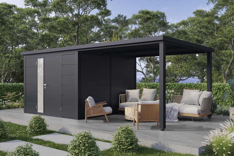 Modernes Gartenhaus mit integriertem überdachtem Sitzbereich auf einer Terrasse mit Rattan Lounge Möbeln in einem grünen Garten.