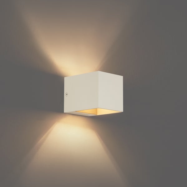 Quadratische Wandleuchte für den Innenbereich, mit Lichteffekten an der Wand