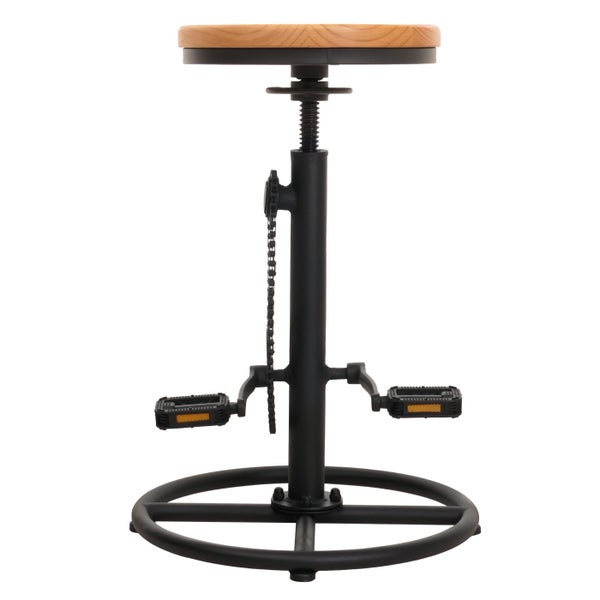 Höhenverstellbarer Barhocker mit Fahrradpedalen als Fußstütze und Holz-Sitzfläche.