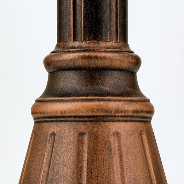 Detailaufnahme eines kannelierten Lampenmasts aus Metall mit antikem Finish.