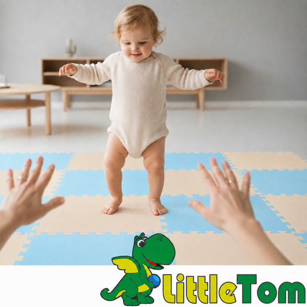 Ein Kleinkind macht seine ersten Schritte auf einer Puzzlematte aus Schaumstoff mit LittleTom Logo im Wohnzimmer.