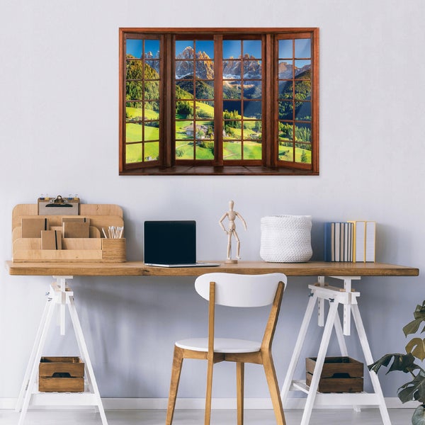 Wandbild mit Fensterblick auf eine Berglandschaft in einem hellen, organisierten Arbeitsbereich mit Holzschreibtisch.