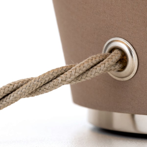 Detailaufnahme einer Lampe mit Textilschirm und geflochtenem Kabel