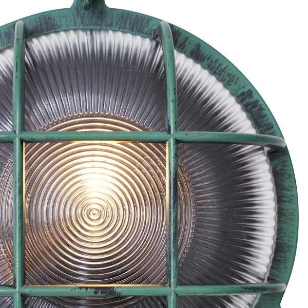 Runde Außenwandleuchte mit grünem Metallkäfig und geriffeltem Glas, eingeschaltet.