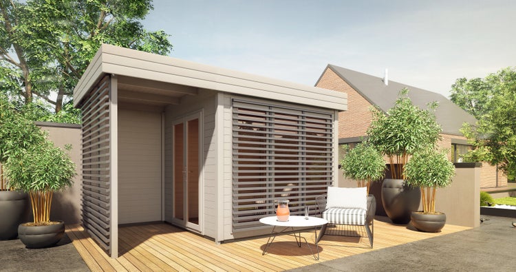 Modernes Gartenhaus aus Holz mit Flachdach, Lamellenfront und Glasdoppeltür auf einer hellen Holzterrasse in einem gepflegten Garten.