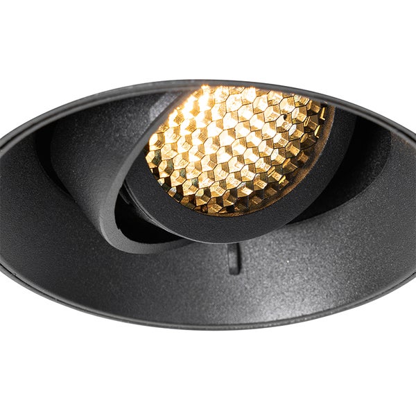 Schwenkbarer Einbaustrahler aus schwarzem Metall mit Wabenlinse.