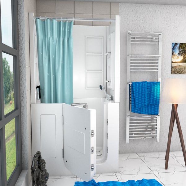 Barrierefreie Sitzbadewanne mit Tür, Duschvorhang und Handbrause in einem hellen Badezimmer mit Handtuchheizkörper.