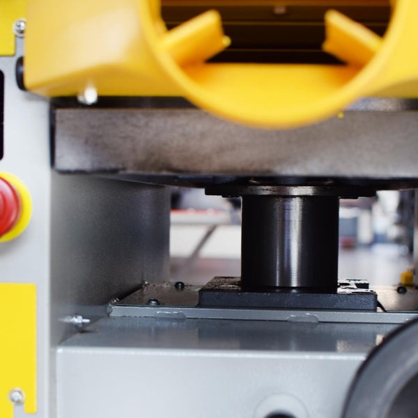 Detailansicht einer Hobelmaschine, die Maschinenelemente und die Konstruktion zeigt.