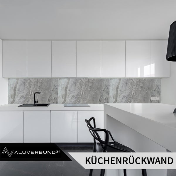 Moderne Küche mit grauer Küchenrückwand in Marmoroptik.