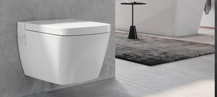 Wandhängendes WC in einem modernen Badezimmer.