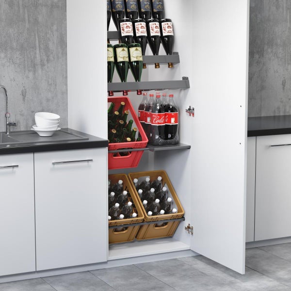 Auszugssystem für Getränkekisten und Flaschen in einem weißen Küchenschrank zur organisierten Lagerung.
