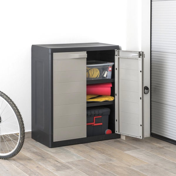 Kunststoff-Geräteschrank mit Regalböden und geöffneter Tür zur Aufbewahrung von Werkzeugen und Geräten