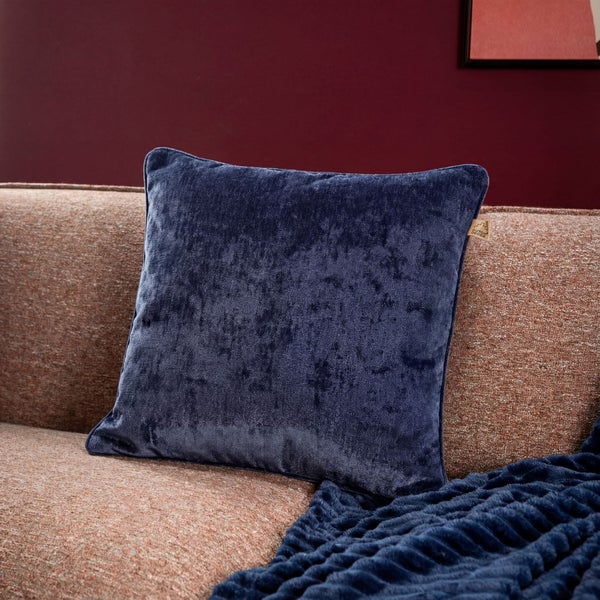 Dekokissen aus Samt auf einem Sofa