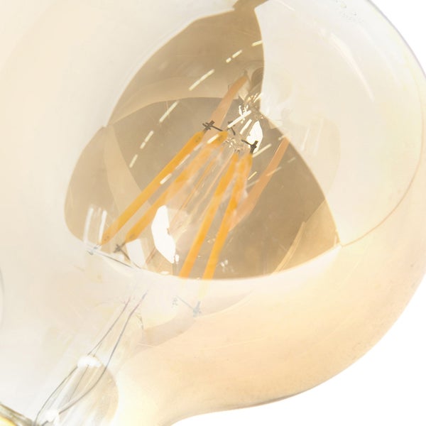 Nahaufnahme eines LED-Leuchtmittels in Globeform mit sichtbaren Filamenten.