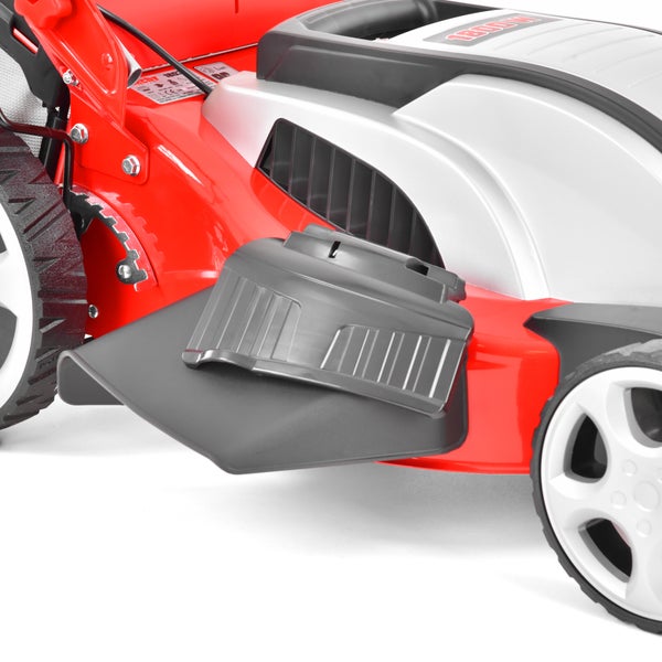 Detailansicht eines Hecht Elektro-Rasenmähers mit Seitenauswurf, Rädern und Hebel zur Schnitthöhenverstellung.