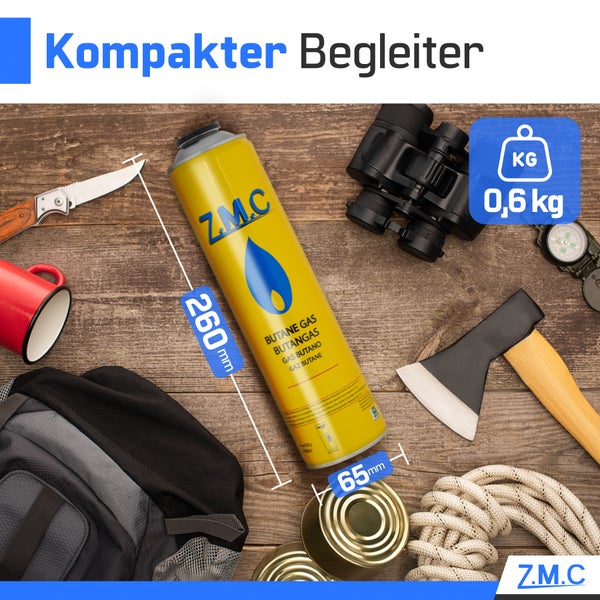 Szene mit Gaskartusche, Campingausrüstung, Axt, Fernglas, Rucksack, Messer, Kompass, Seil und Konservendosen auf einem Holztisch