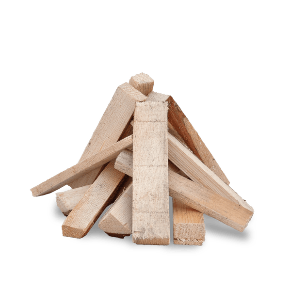 Stapel Anzündholz aus naturbelassenen Holzstücken zum Anfeuern von Kaminen oder Öfen.