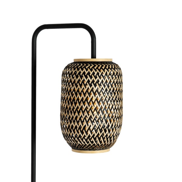 Stehlampe mit Schirm aus Bambusgeflecht und schwarzem Metallgestell