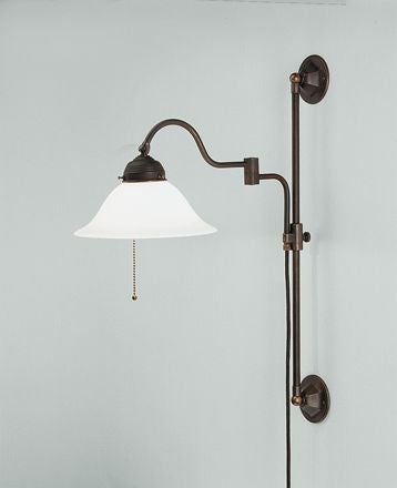 Verstellbare Wandleuchte mit Zugschalter und Glasschirm