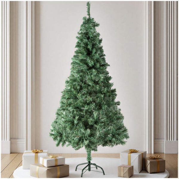 Künstlicher Weihnachtsbaum in einem Raum mit Geschenken