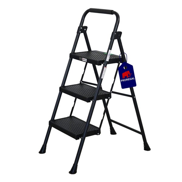 Schwarze Klappleiter mit drei rutschfesten Stufen und Sicherheitsbügel aus Metall, Proregal Logo.