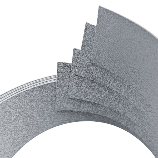 Graue Kunststoffplatten im Stapel