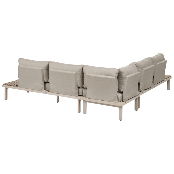 Ecklounge Set für den Außenbereich mit Rahmen aus Metall und Lattenelementen aus Holz sowie bequemen Sitz- und Rückenpolstern.