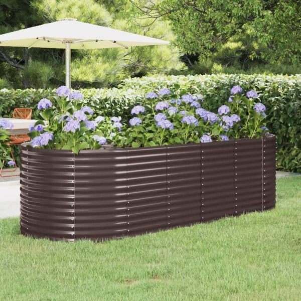 Hochbeet aus Metall im Garten mit Pflanzen und Sonnenschirm
