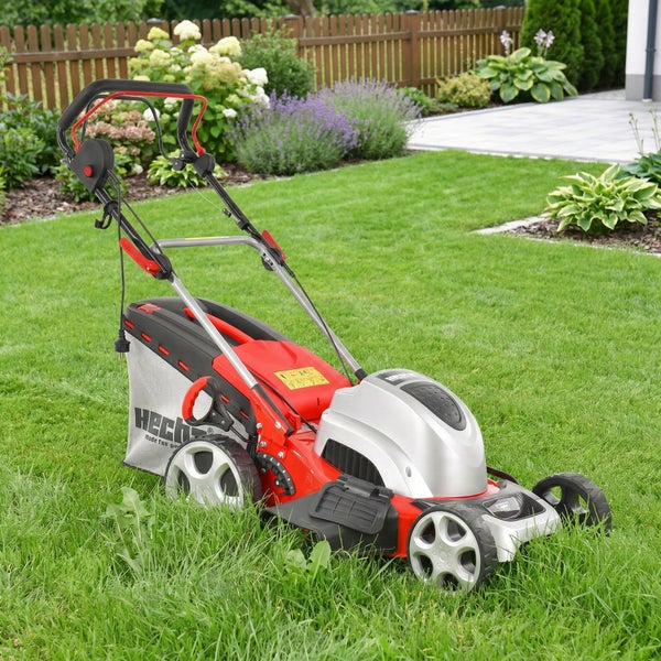 Elektrorasenmäher auf Rasenfläche