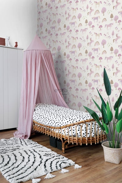 Kinderzimmer mit Himmelbett, gemusterten Tapeten und Teppich