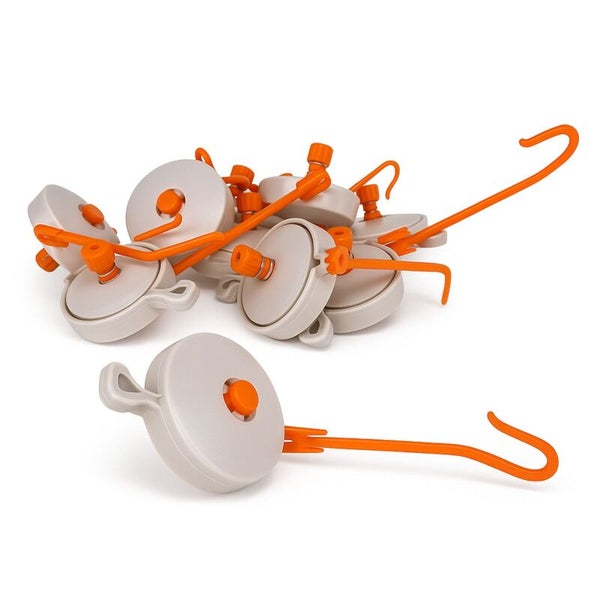 Mehrere Wäscheklammern mit Haken liegen übereinander