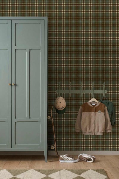 Kinderzimmer mit karierter Tapete, Kleiderschrank, Wandgarderobe mit Kinderjacke, Skateboard und Schuhen auf einem Holzboden.