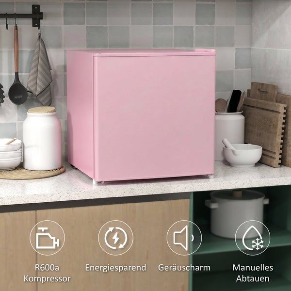 Rosa Minikühlschrank auf Küchenarbeitsplatte. Symbole für R600a Kompressor, energiesparend, geräuscharmer Betrieb und manuelles Abtauen.