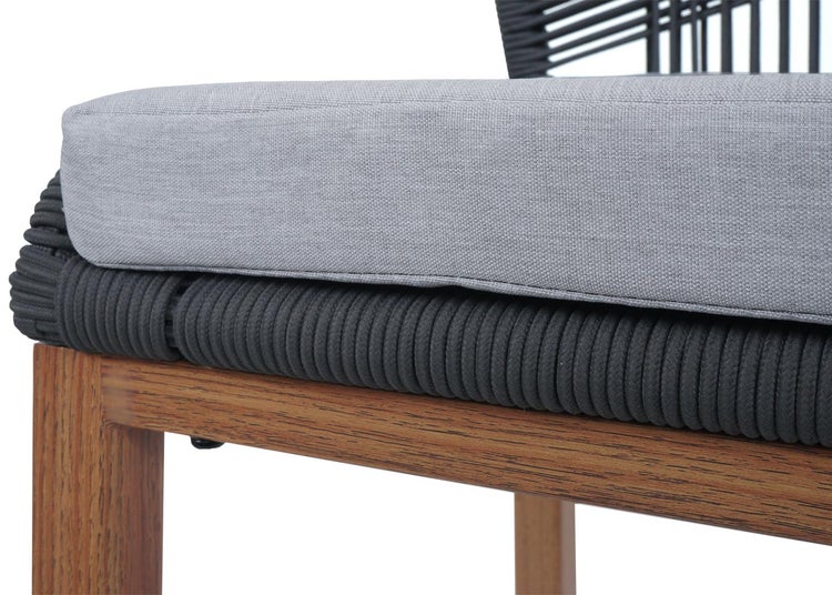 Detailansicht eines Stuhls mit Holzelementen, schwarzer Kordelbespannung und grauem Sitzkissen.