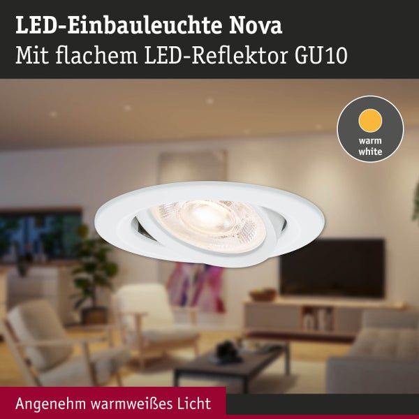 Weiße LED-Einbauleuchte Nova mit flachem LED-Reflektor GU10 für warmweißes Licht in einem hellen, modern eingerichteten Wohnzimmer.