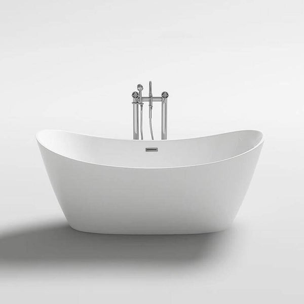 Freistehende Badewanne aus Mineralguss mit verchromter Standarmatur und Handbrause.