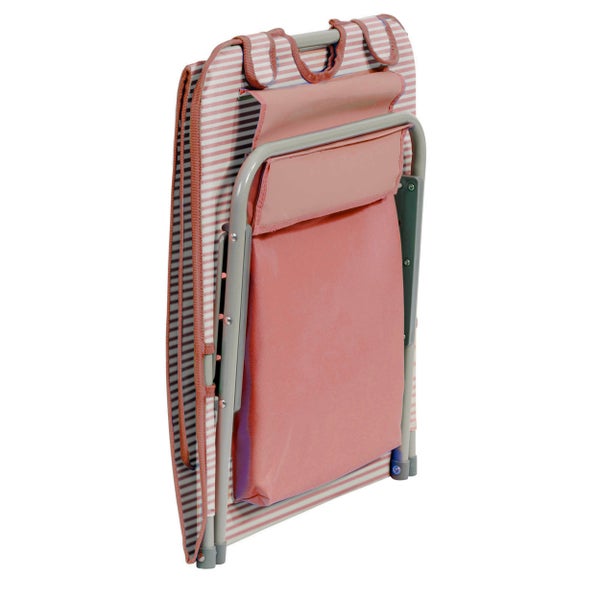 Zusammengeklappter Campingstuhl mit gestreiftem Stoff, integrierter Rückentasche und grauem Metallrahmen.