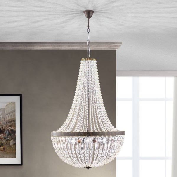 Klassischer Kronleuchter mit Kristallbehang und Metallrahmen zur Deckenmontage in einem elegant eingerichteten Wohnraum